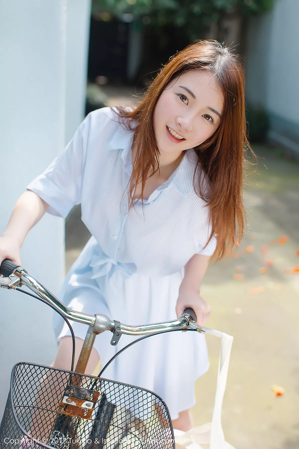 秀人集.com_[Tukmo兔几盟]Vol.099_新人妹子绵绵户外清爽连身裙西瓜外拍阳光甜美写真40P