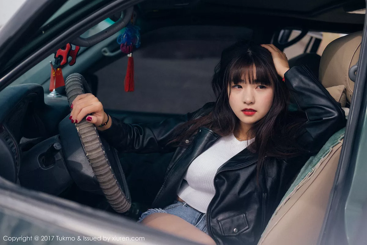 秀人集.com_[Tukmo兔几盟]Vol.100_嫩模球球外景车拍黑皮衣加性感牛仔短裤清新迷人写真52P