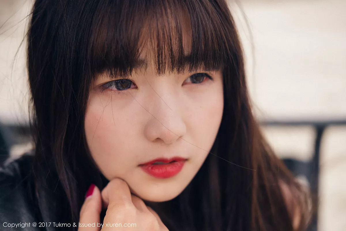 秀人集.com_[Tukmo兔几盟]Vol.100_嫩模球球外景车拍黑皮衣加性感牛仔短裤清新迷人写真52P