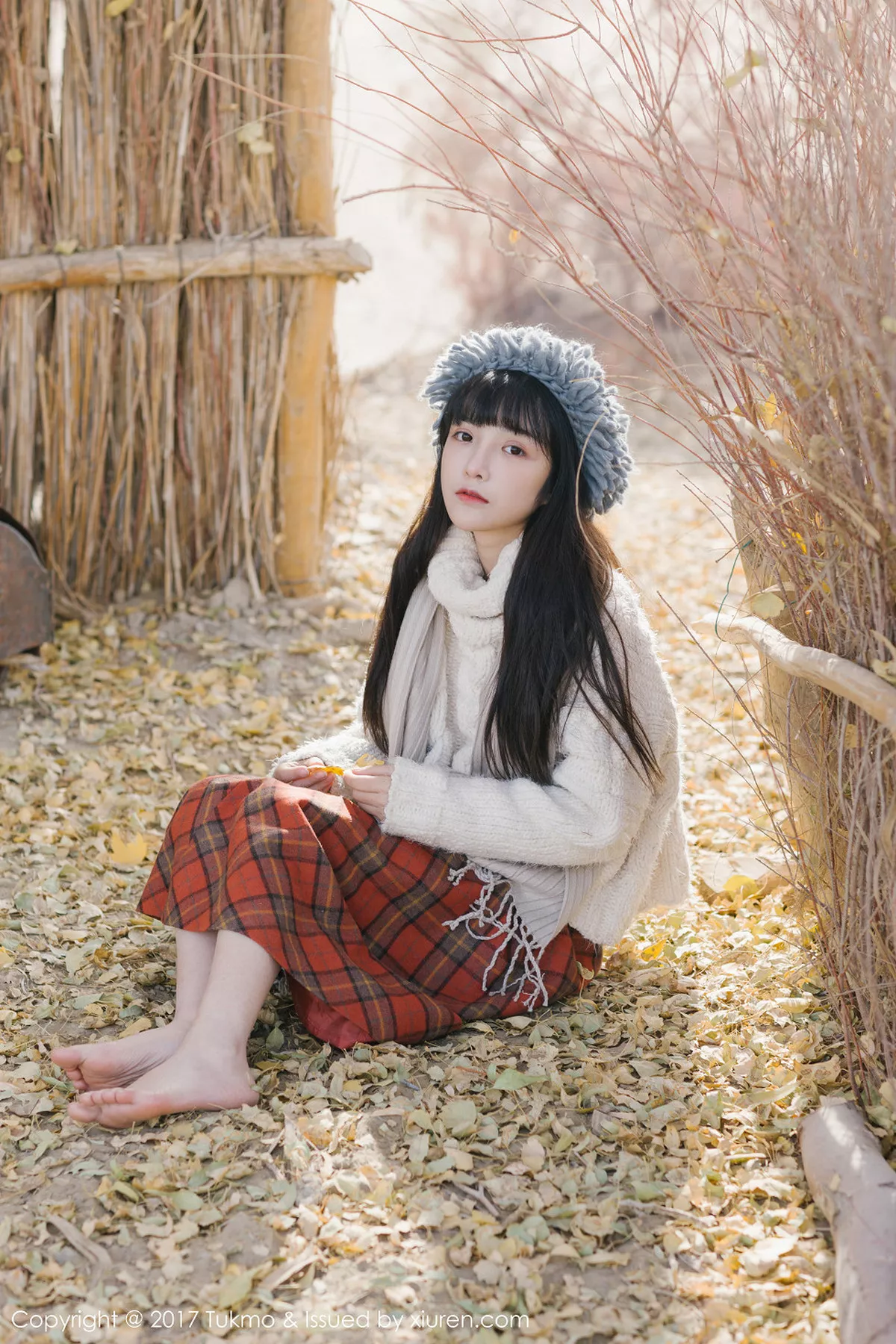 秀人集.com_[Tukmo兔几盟]Vol.098_美女主播之应冬日栅栏里的阳光美少女清新迷人写真40P