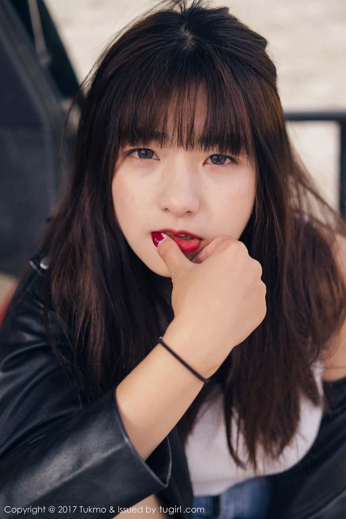 秀人集.com_[Tukmo兔几盟]Vol.100_嫩模球球外景车拍黑皮衣加性感牛仔短裤清新迷人写真52P