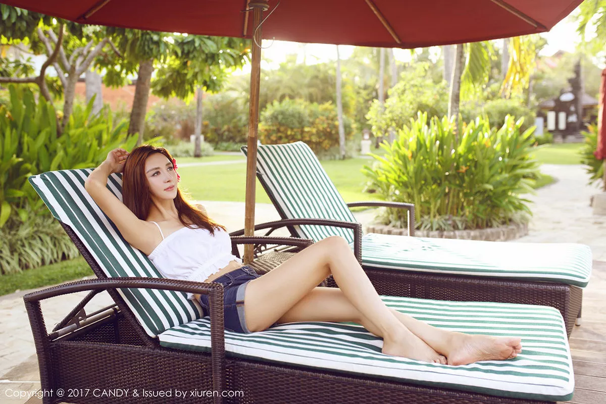 秀人集.com_[Candy糖果画报]Vol.030_混血嫩模伊莉娜巴厘岛旅拍泳池羽毛比基尼秀完美身材写真52P