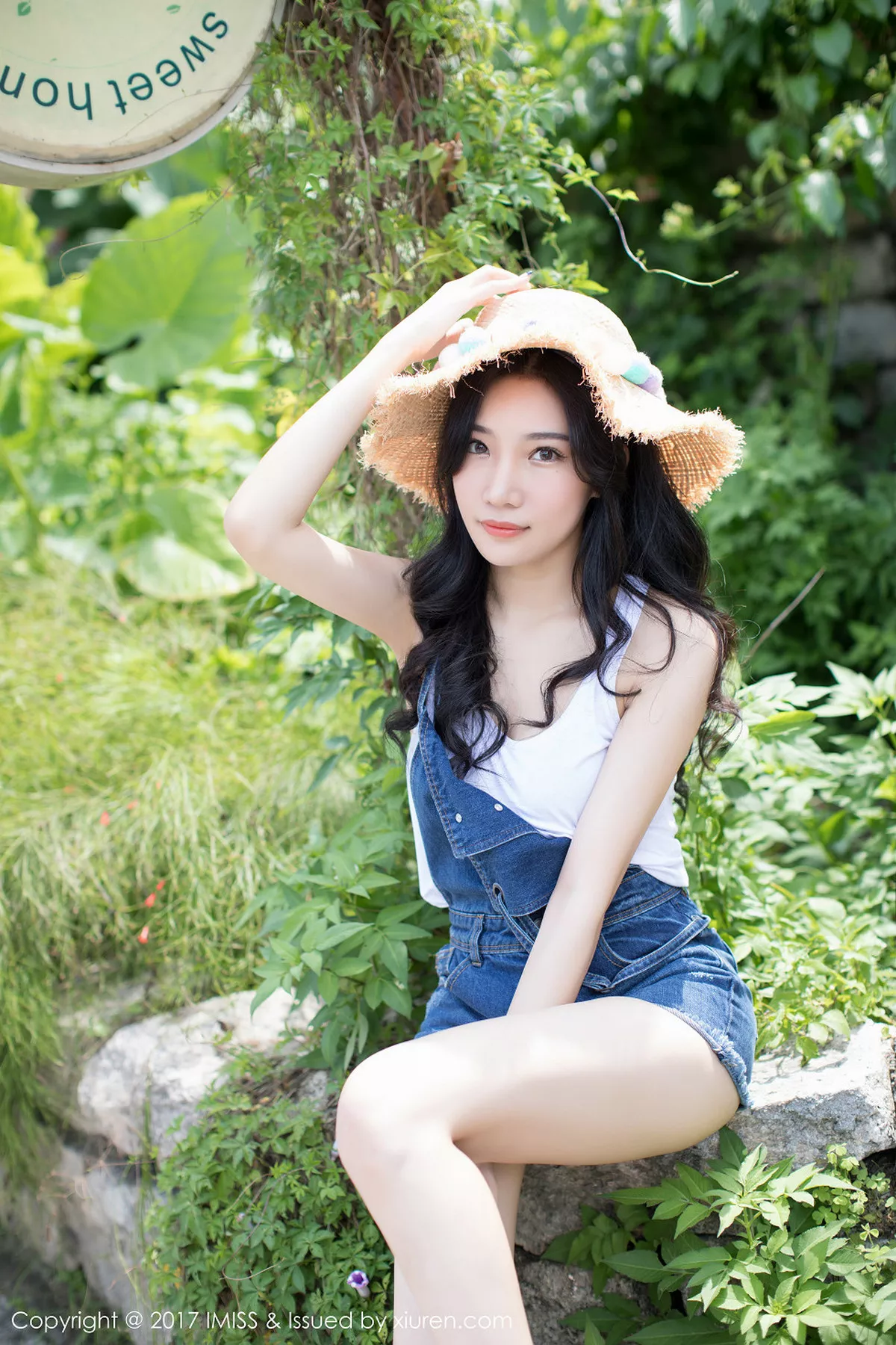 秀人集.com_[IMISS爱蜜社]Vol.180_嫩模小狐狸Sica户外牛仔短裤系列秀完美身材清新迷人写真46P