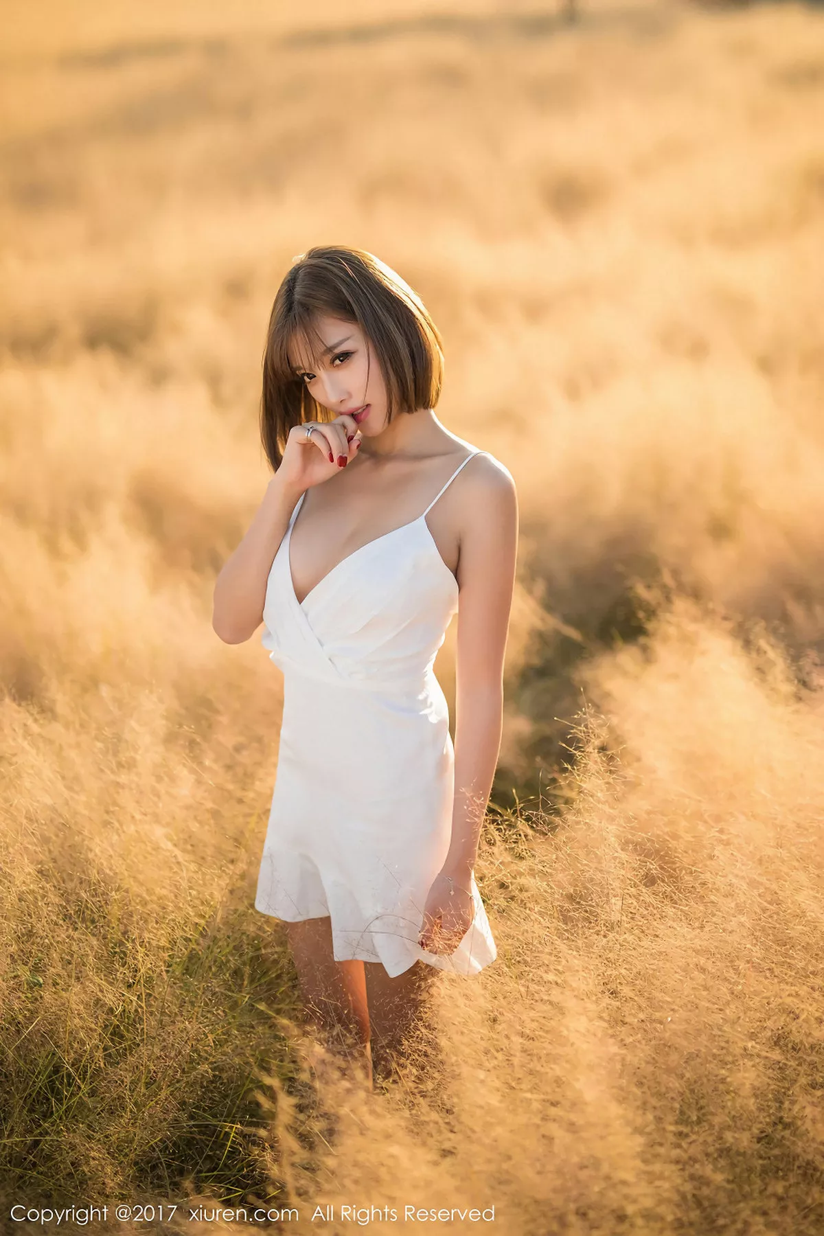 秀人集.com_[XiuRen秀人网]No.847_甜美女神杨晨晨户外花丛中白色蕾丝内衣秀完美身材性感写真50P