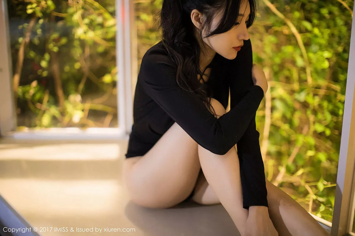 秀人集.com_[IMISS爱蜜社]Vol.194_嫩模小狐狸Sica黑色情趣睡衣加黑色高叉开胸衣完美诱惑写真51P