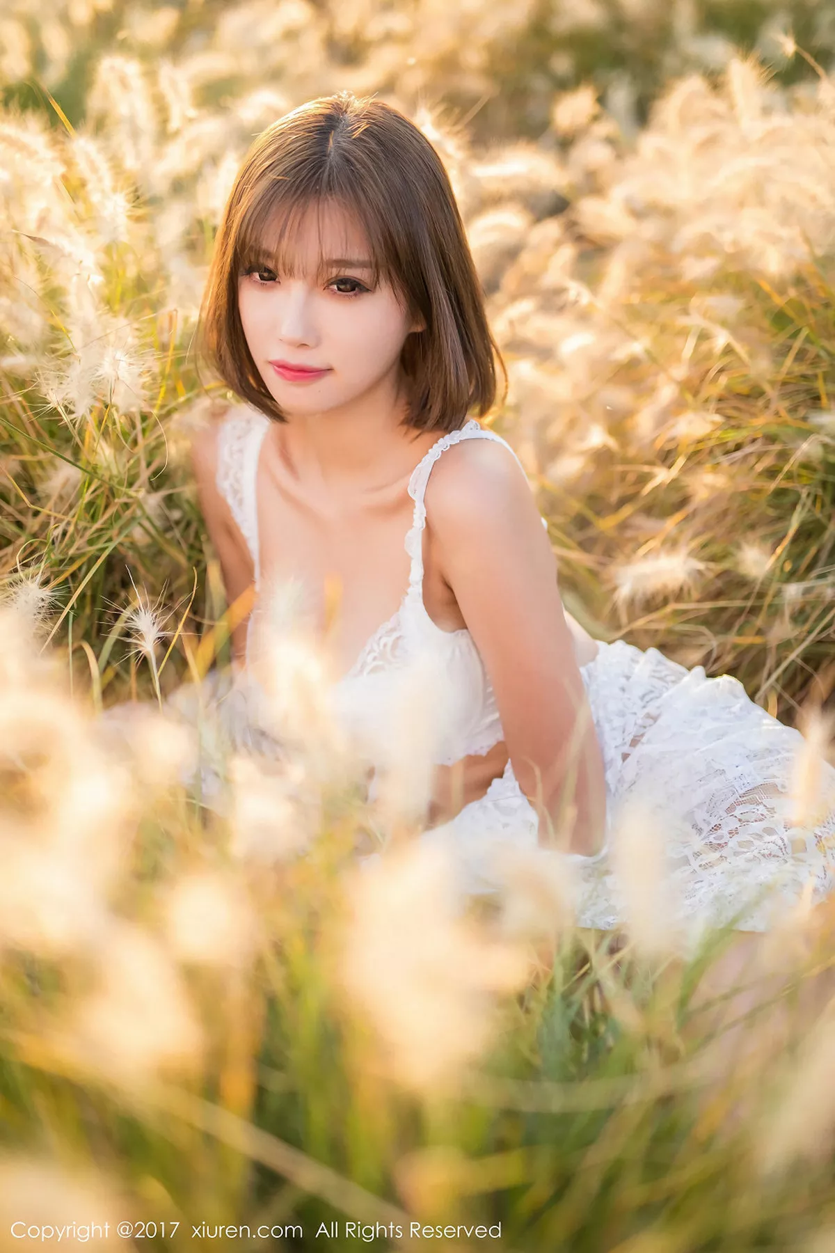 秀人集.com_[XiuRen秀人网]No.847_甜美女神杨晨晨户外花丛中白色蕾丝内衣秀完美身材性感写真50P