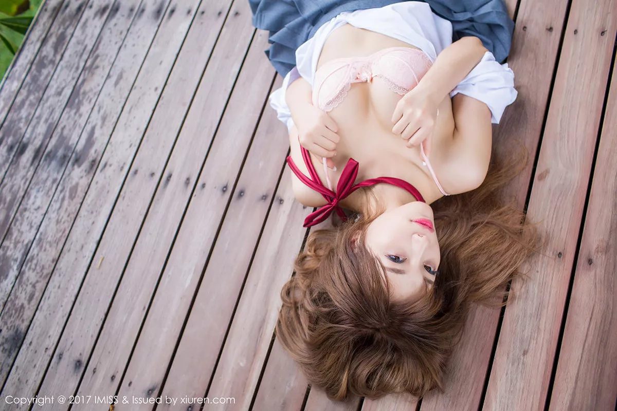 秀人集.com_[IMISS爱蜜社]Vol.195_甜美女神杨晨晨sugar苏梅岛旅拍室外校服半脱性感内衣写真42P