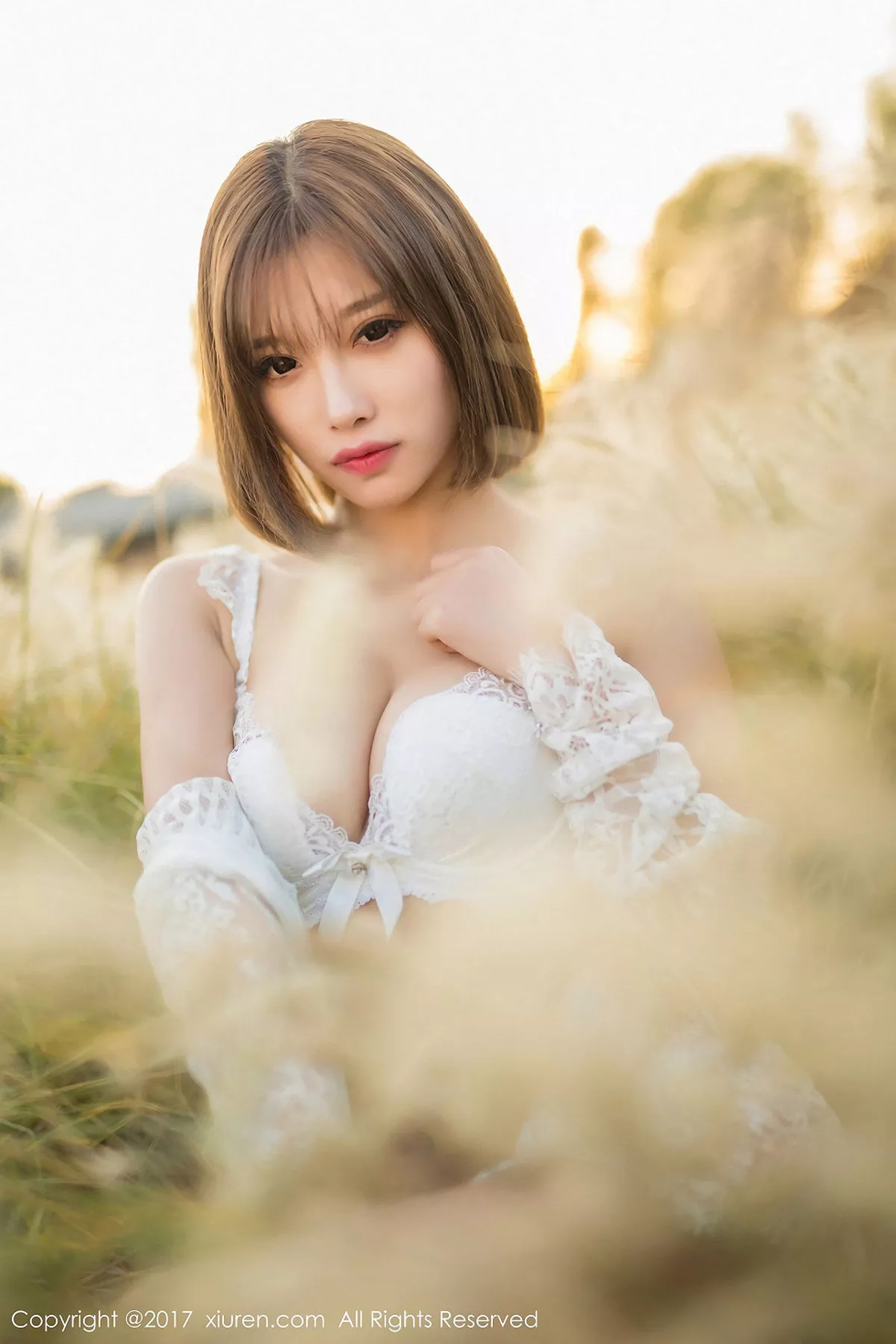 秀人集.com_[XiuRen秀人网]No.847_甜美女神杨晨晨户外花丛中白色蕾丝内衣秀完美身材性感写真50P