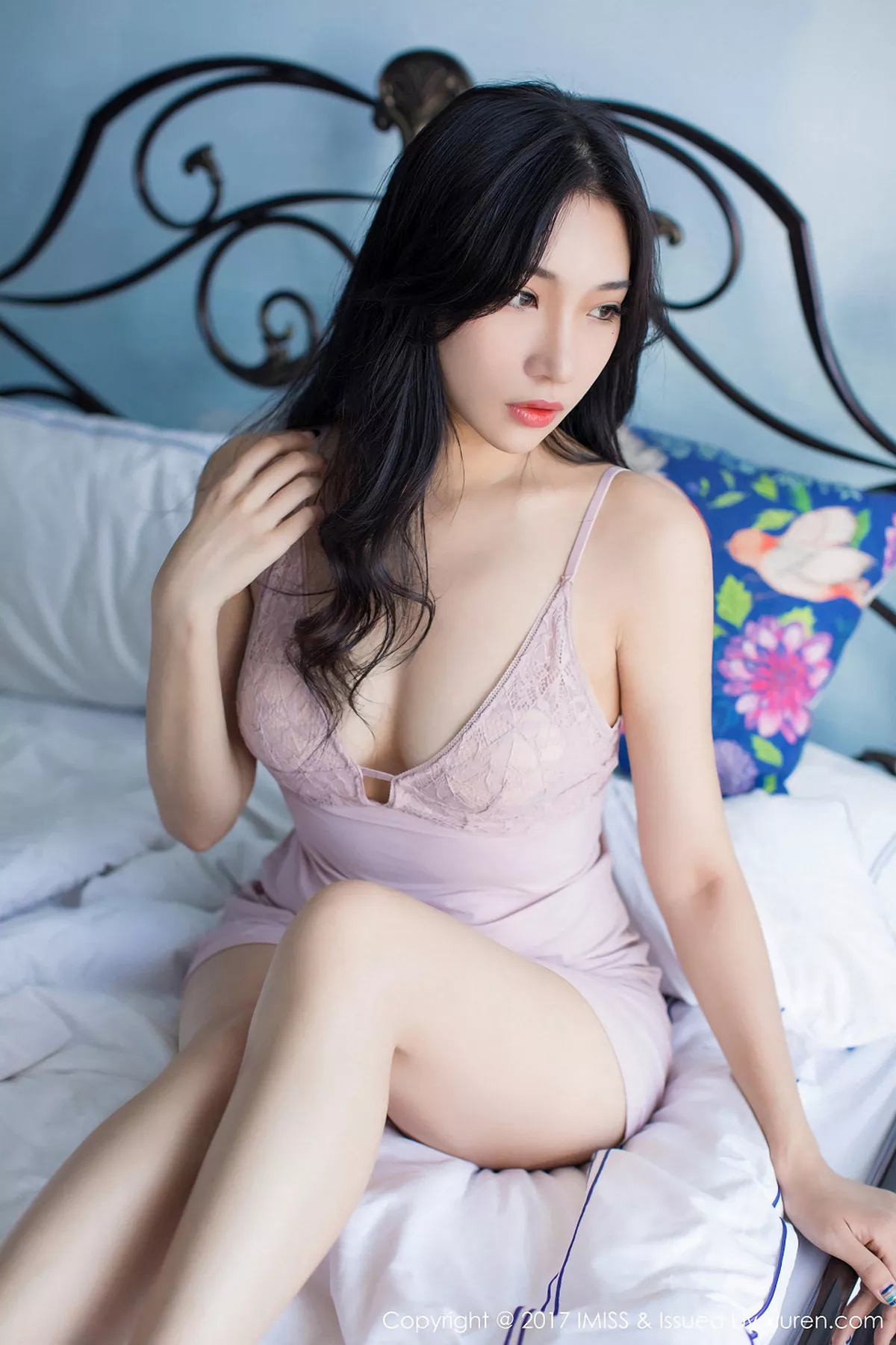 秀人集.com_[IMISS爱蜜社]Vol.197_嫩模小狐狸Sica私房粉色系吊带睡裙加粉色睡衣销魂诱惑写真43P