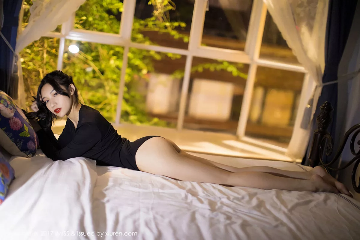 秀人集.com_[IMISS爱蜜社]Vol.194_嫩模小狐狸Sica黑色情趣睡衣加黑色高叉开胸衣完美诱惑写真51P