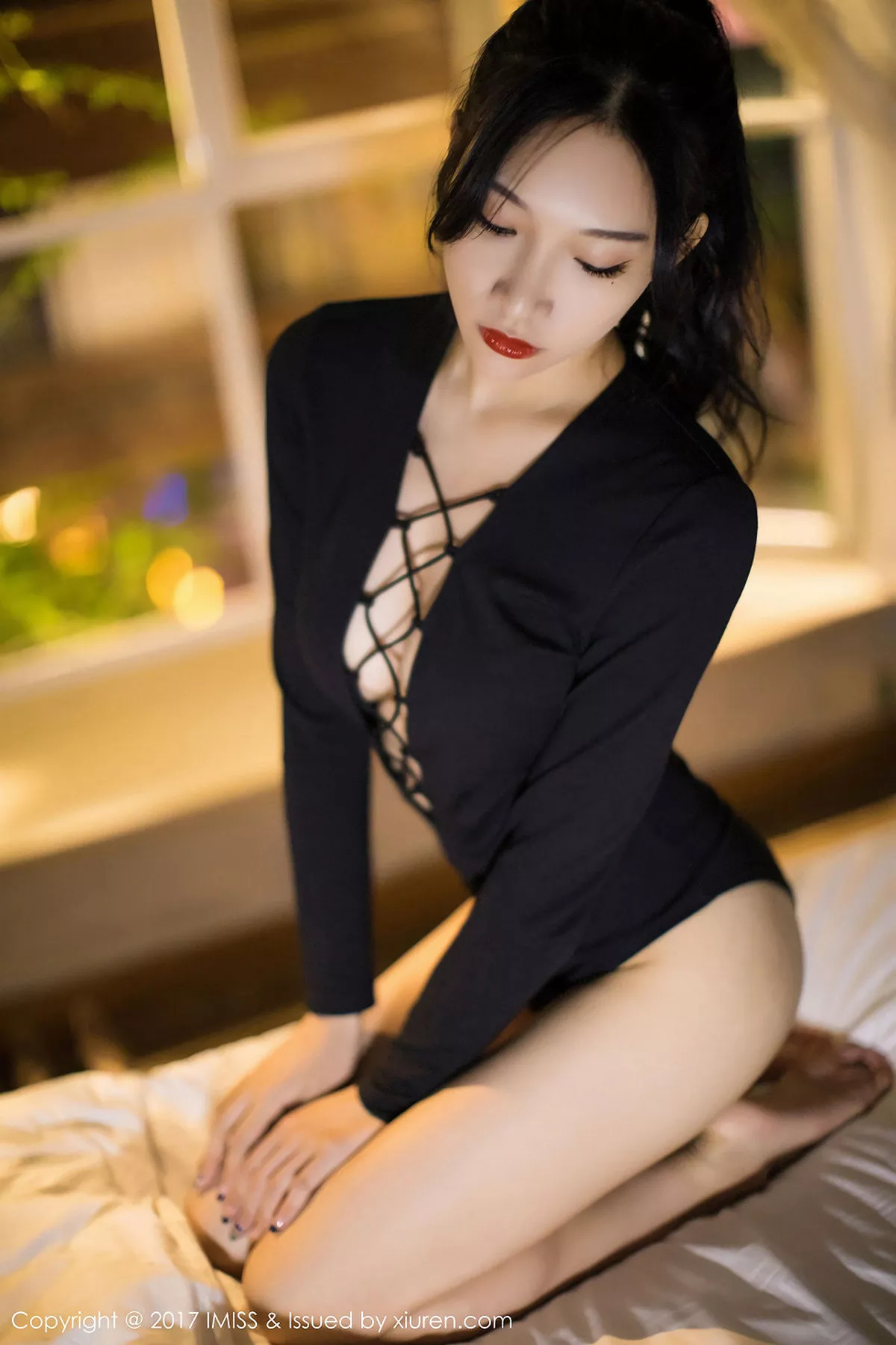 秀人集.com_[IMISS爱蜜社]Vol.194_嫩模小狐狸Sica黑色情趣睡衣加黑色高叉开胸衣完美诱惑写真51P