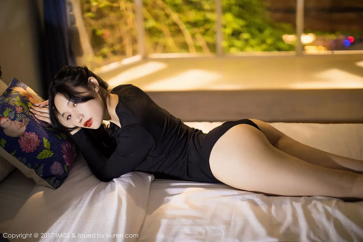 秀人集.com_[IMISS爱蜜社]Vol.194_嫩模小狐狸Sica黑色情趣睡衣加黑色高叉开胸衣完美诱惑写真51P