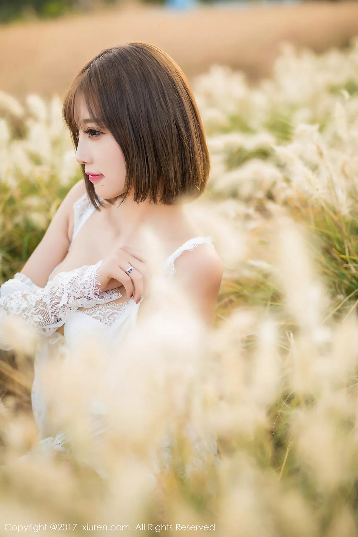 秀人集.com_[XiuRen秀人网]No.847_甜美女神杨晨晨户外花丛中白色蕾丝内衣秀完美身材性感写真50P