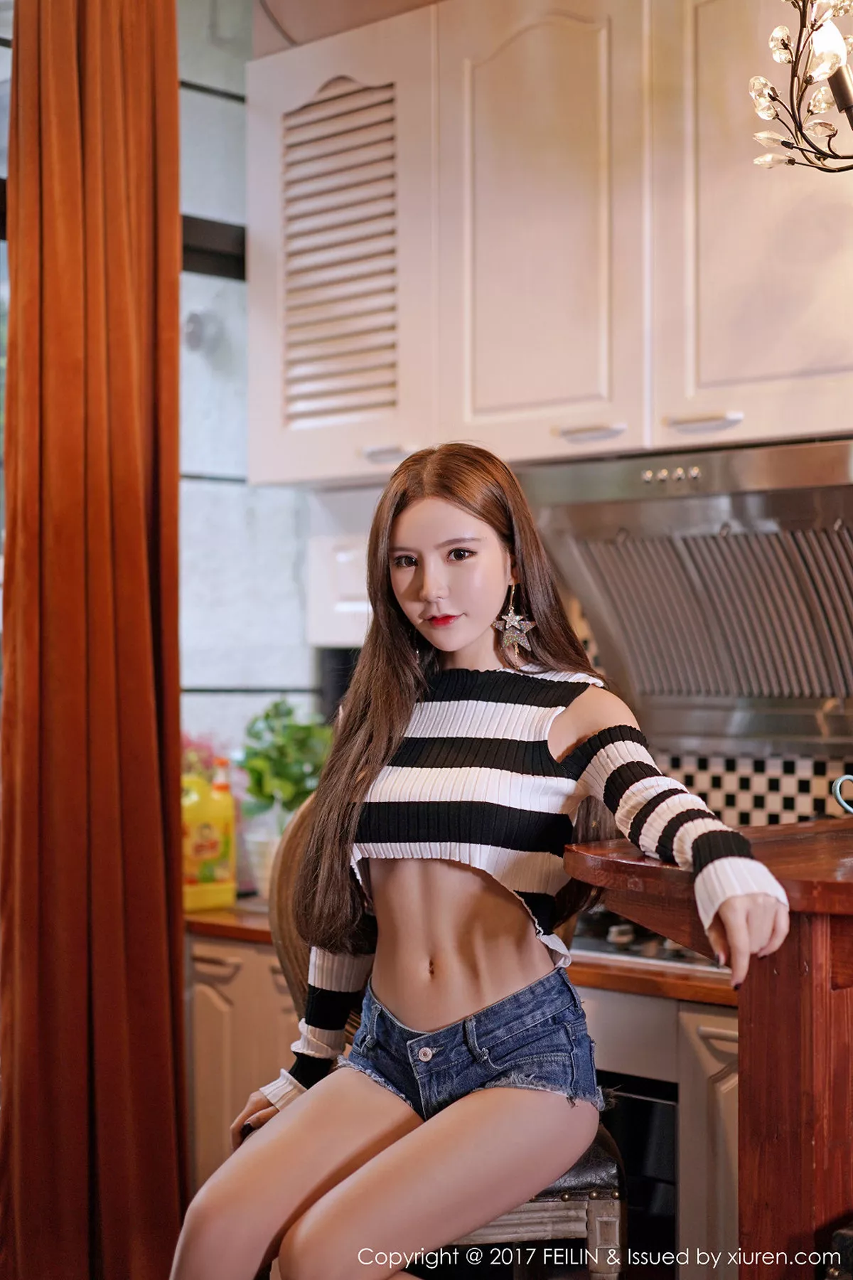 秀人集.com_[FeiLin嗲囡囡]Vol.113_美女主播周于希银色吊带裙秀完美身材傲人美乳诱惑写真39P