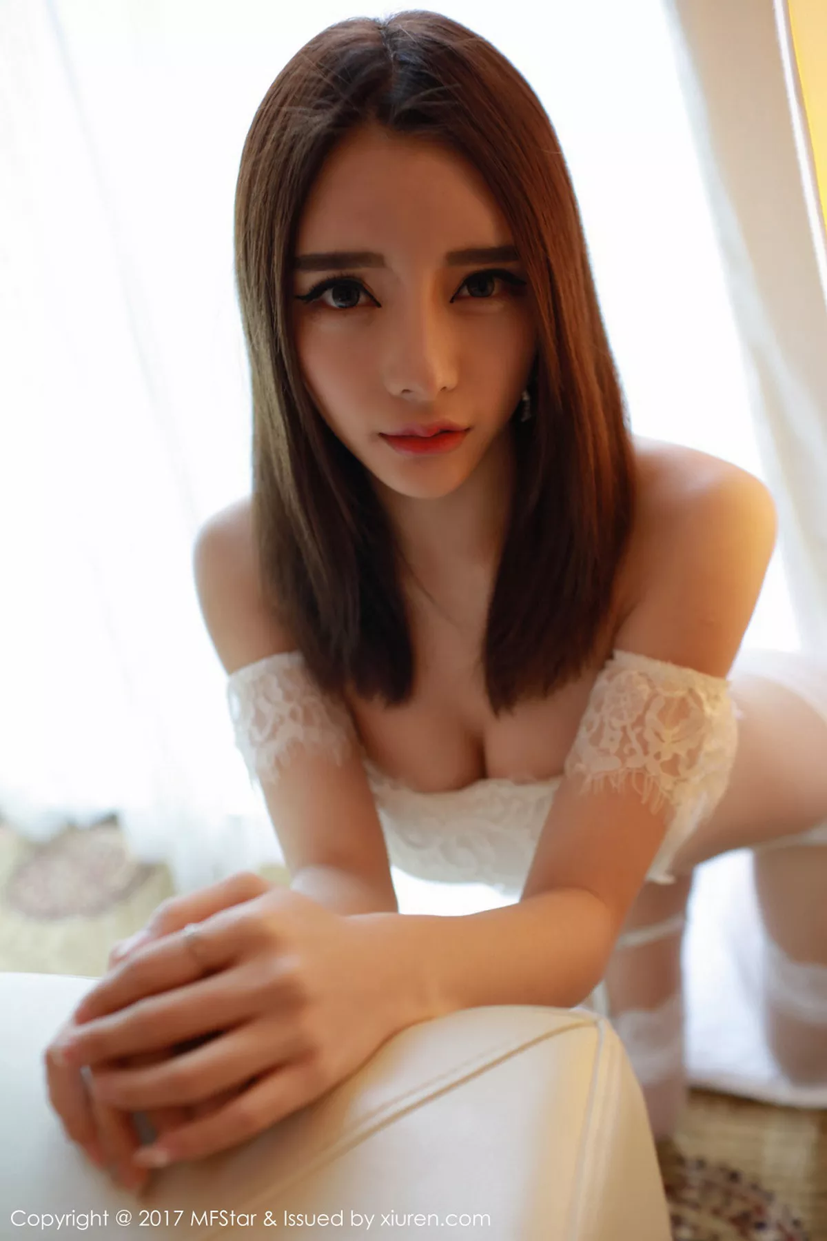 秀人集.com_[MFStar模范学院]Vol.113_嫩模璐璐私房白色蕾丝内衣配吊带蕾丝袜热辣诱惑写真41P