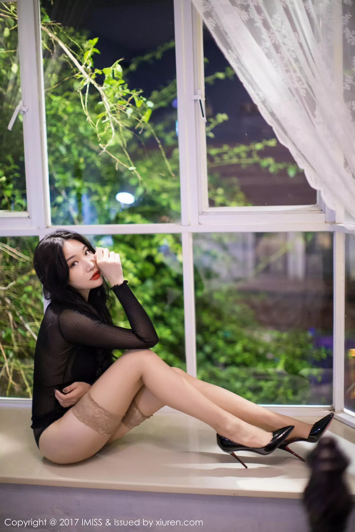 秀人集.com_[IMISS爱蜜社]Vol.206_嫩模小狐狸Sica黑色半透上衣配纯色丝袜秀性感美腿写真37P