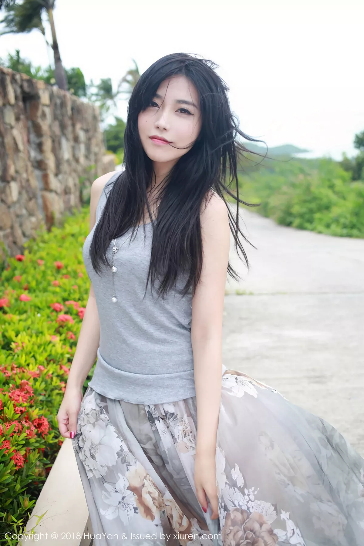 秀人集.com_[HuaYan花の颜]Vol.054_嫩模许诺Sabrina苏梅岛旅拍灰色吊带背心清新迷人写真30P