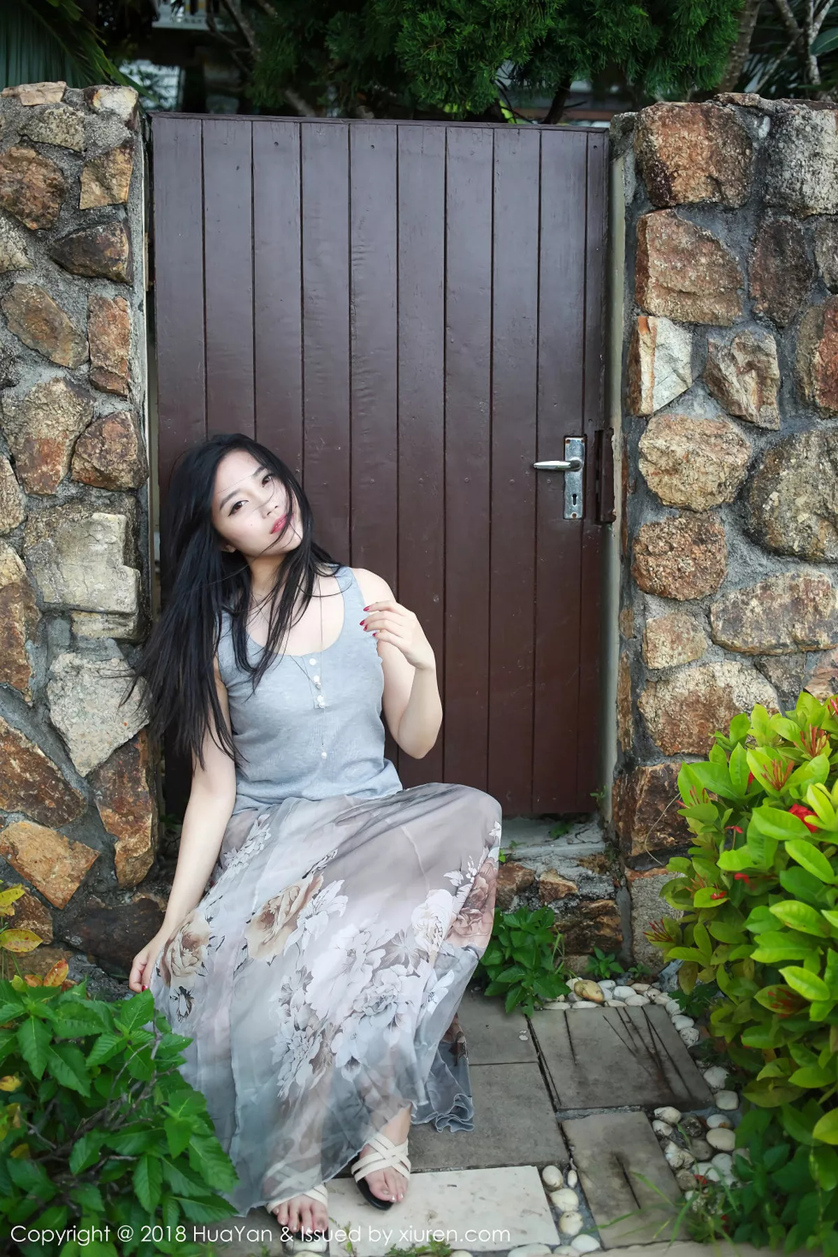 秀人集.com_[HuaYan花の颜]Vol.054_嫩模许诺Sabrina苏梅岛旅拍灰色吊带背心清新迷人写真30P