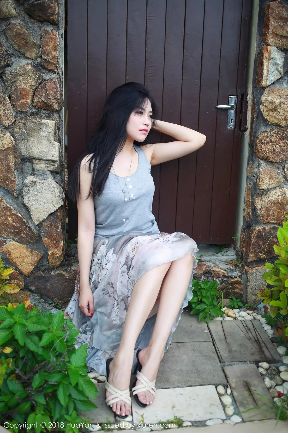 秀人集.com_[HuaYan花の颜]Vol.054_嫩模许诺Sabrina苏梅岛旅拍灰色吊带背心清新迷人写真30P