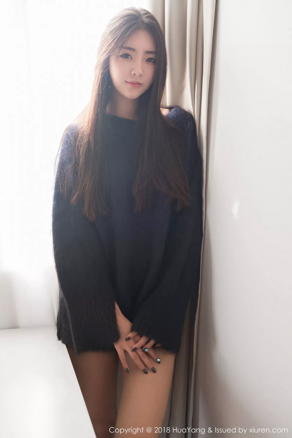 秀人集.com_[HuaYang花漾]Vol.027_嫩模可乐Vicky泰国旅拍居家床上性感白衬衣迷人写真30P