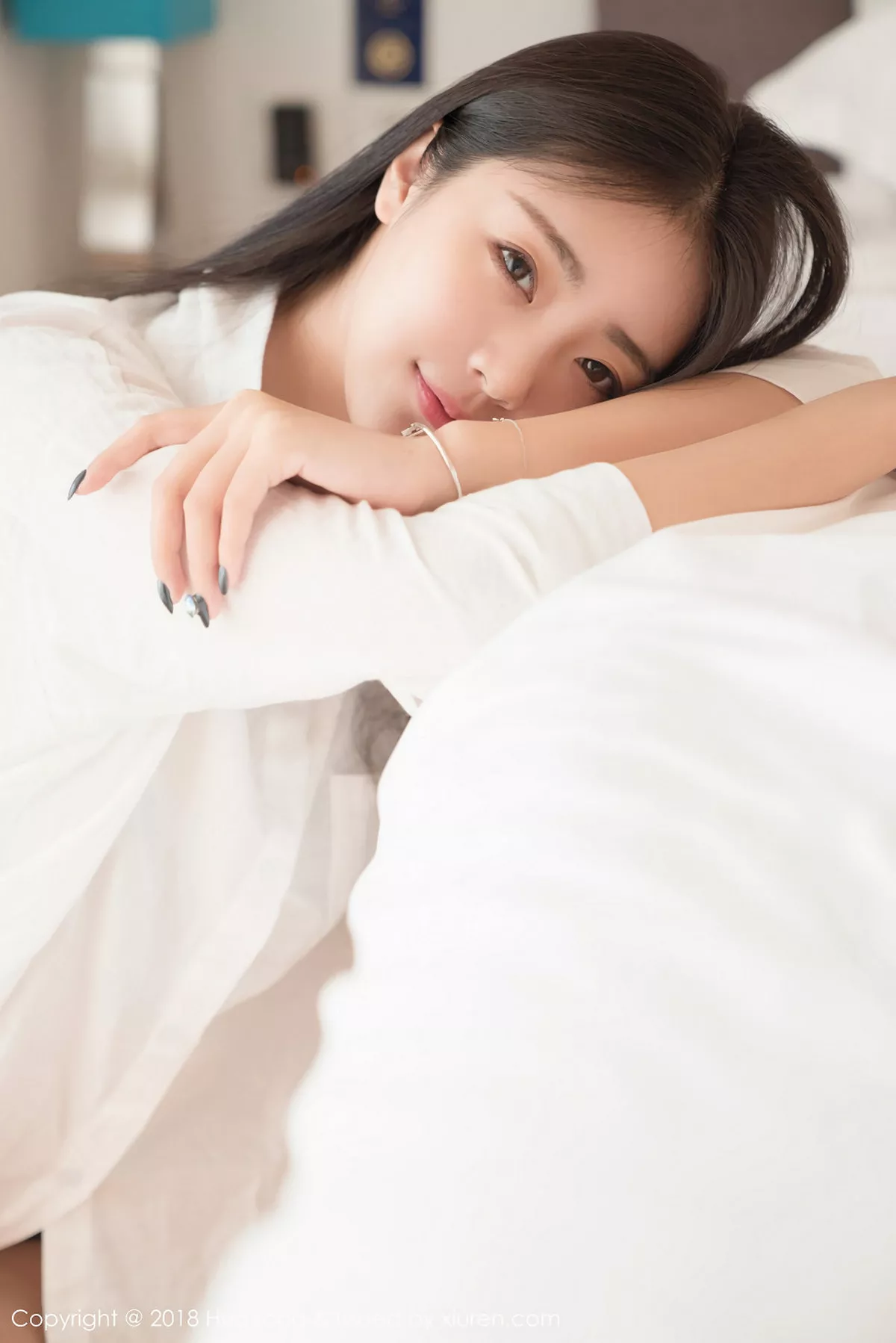 秀人集.com_[HuaYang花漾]Vol.027_嫩模可乐Vicky泰国旅拍居家床上性感白衬衣迷人写真30P