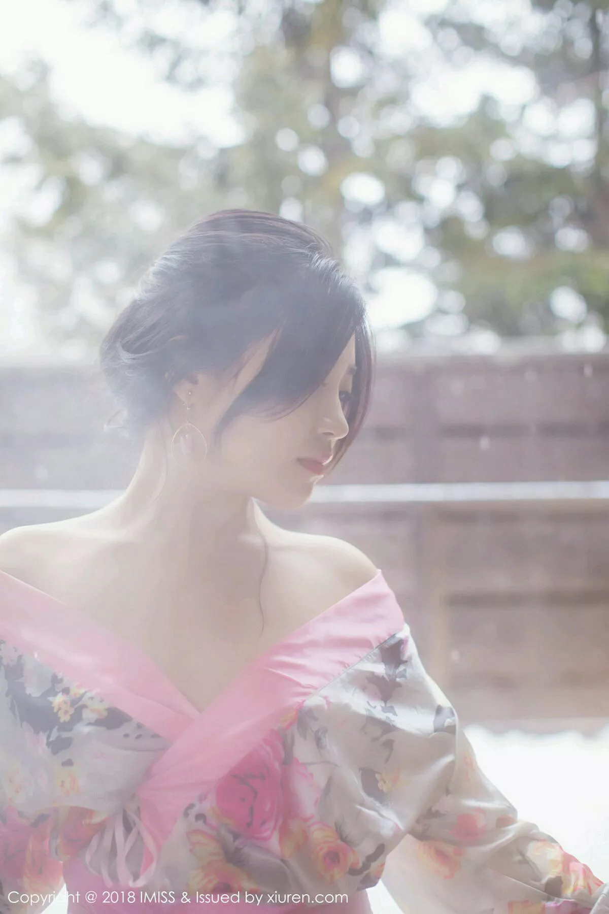 秀人集.com_[IMISS爱蜜社]Vol.221_女神许诺Sabrina北海道旅拍白色蕾丝内衣丝袜美腿诱惑写真50P