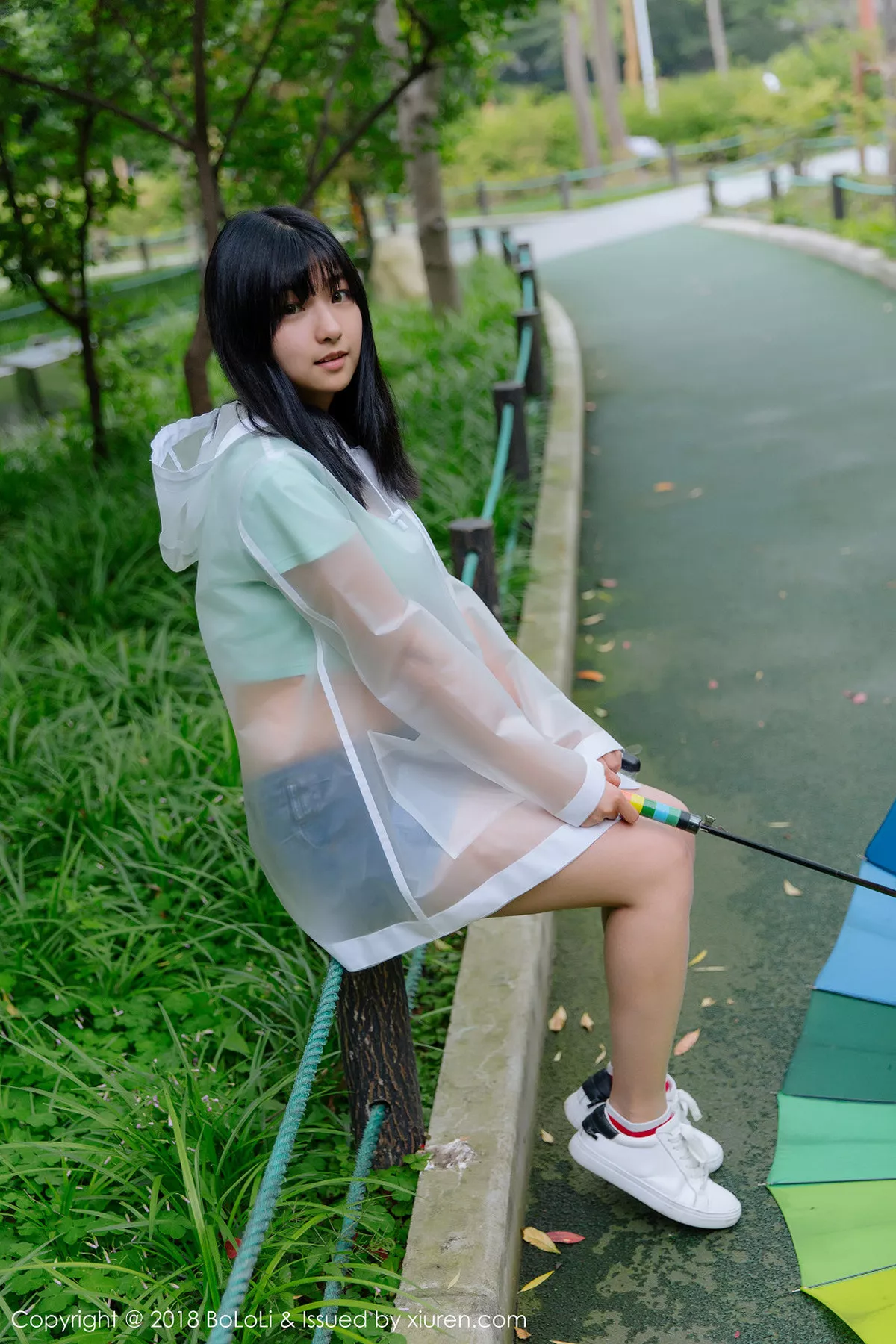 秀人集.com_[Tukmo兔几盟]Vol.106_嫩模球球雨天公园透明雨衣秀性感牛仔热裤迷人写真38P