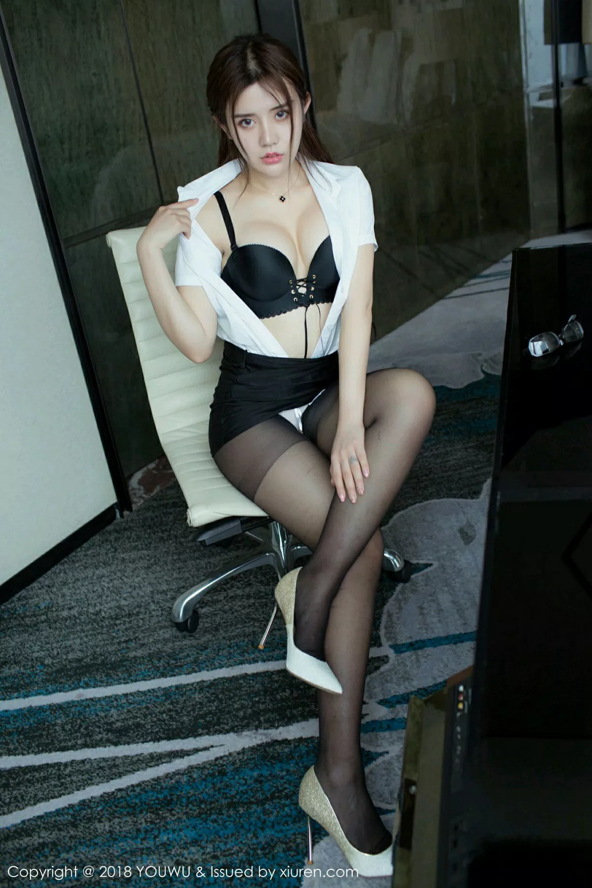 秀人集.com_[YouWu尤物馆]Vol.081_嫩模兔子Nina职场OL白寸衫配黑丝裤袜秀性感内衣诱惑写真42P