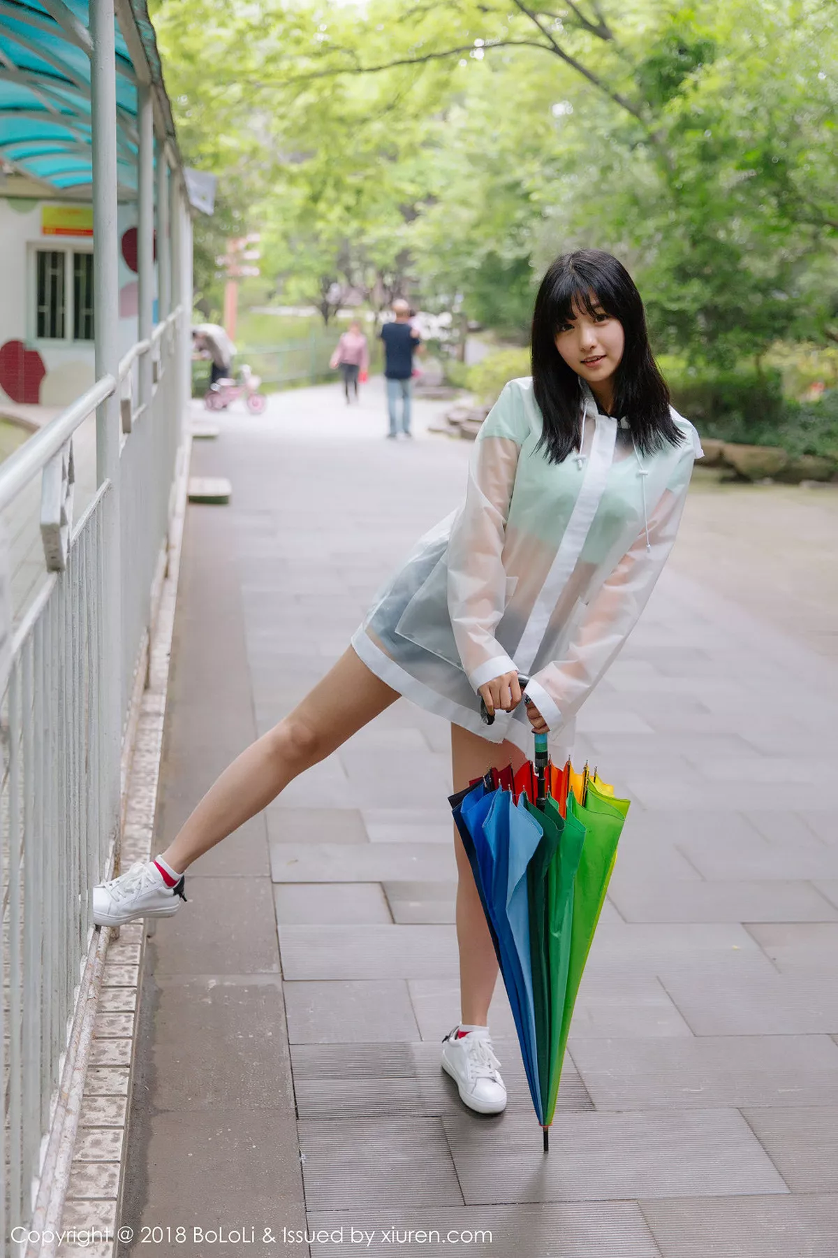 秀人集.com_[Tukmo兔几盟]Vol.106_嫩模球球雨天公园透明雨衣秀性感牛仔热裤迷人写真38P