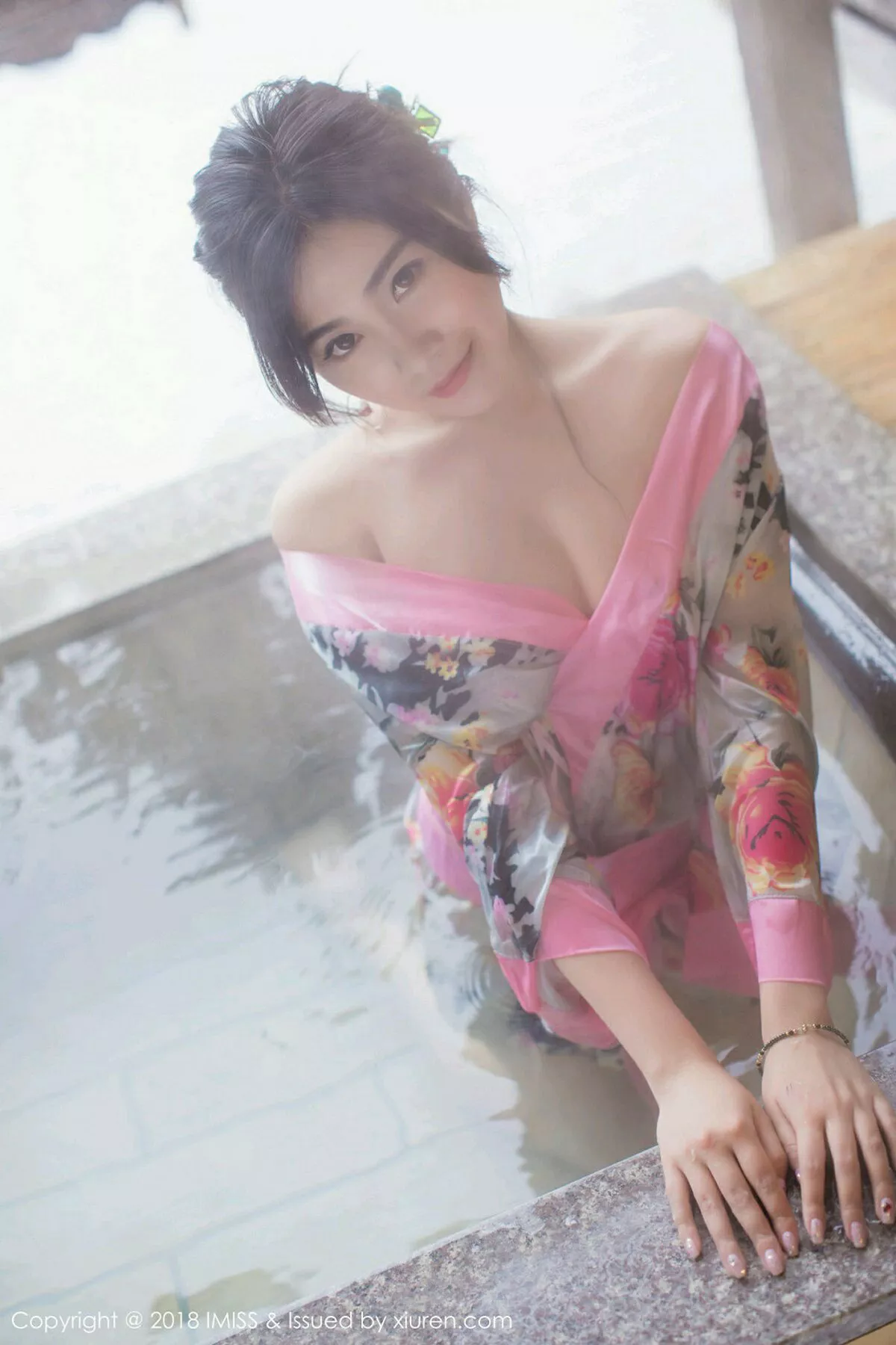 秀人集.com_[IMISS爱蜜社]Vol.221_女神许诺Sabrina北海道旅拍白色蕾丝内衣丝袜美腿诱惑写真50P