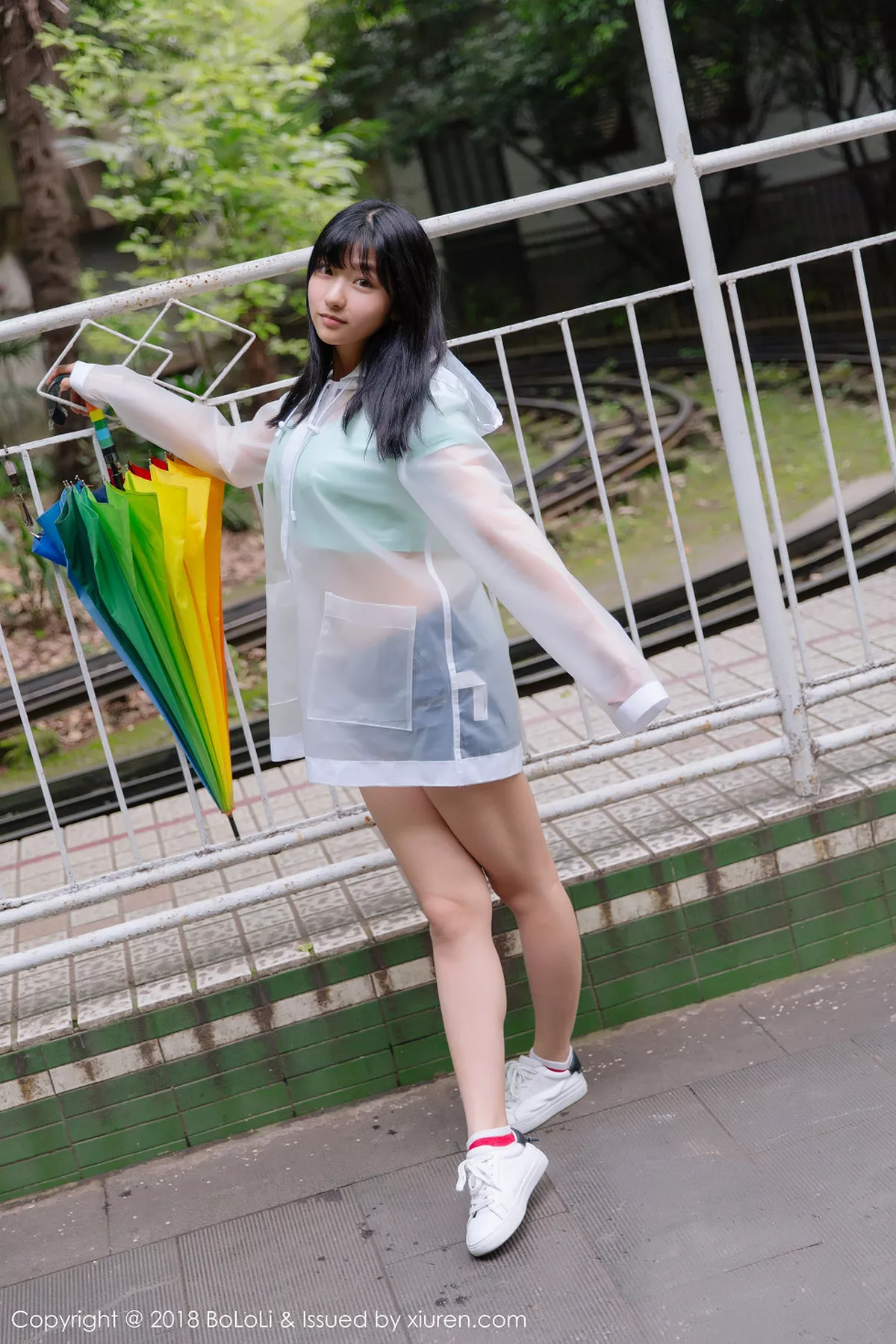 秀人集.com_[Tukmo兔几盟]Vol.106_嫩模球球雨天公园透明雨衣秀性感牛仔热裤迷人写真38P