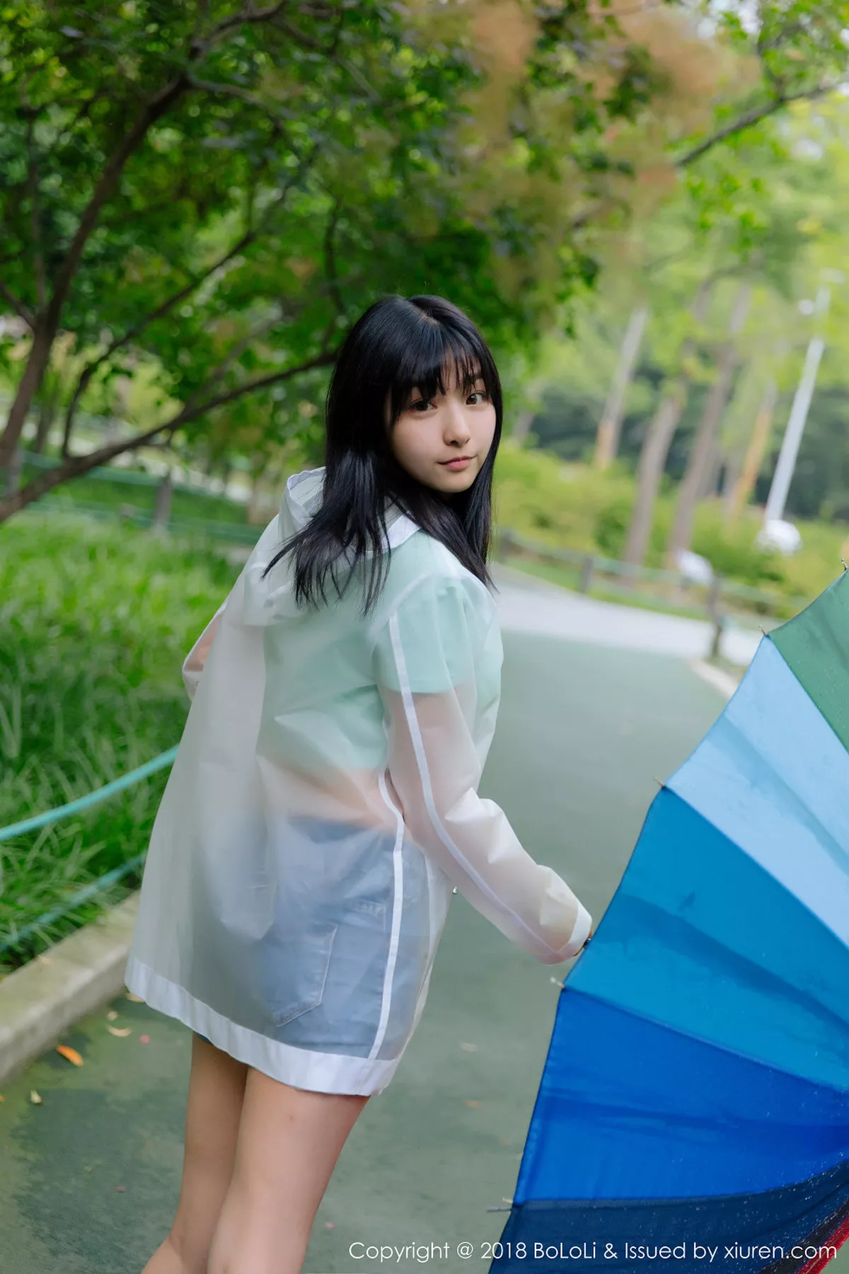 秀人集.com_[Tukmo兔几盟]Vol.106_嫩模球球雨天公园透明雨衣秀性感牛仔热裤迷人写真38P