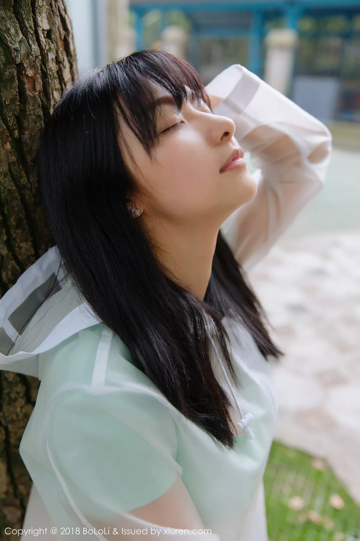 秀人集.com_[Tukmo兔几盟]Vol.106_嫩模球球雨天公园透明雨衣秀性感牛仔热裤迷人写真38P