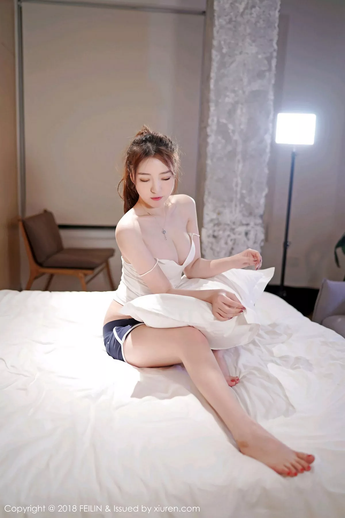 秀人集.com_[FeiLin嗲囡囡]Vol.132_清纯妹子yumi黄奕清居家床上大尺度全裸奶油遮点喷血诱惑写真40P
