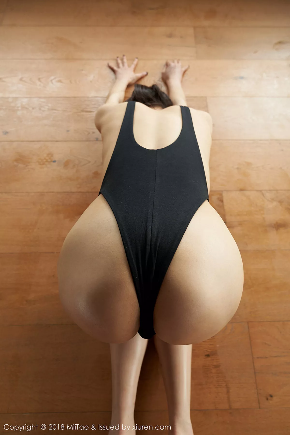 秀人集.com_[MiiTao蜜桃社]Vol.103_气质嫩模珊淇居家黑色高叉连体衣瑜伽动作撩人诱惑写真65P