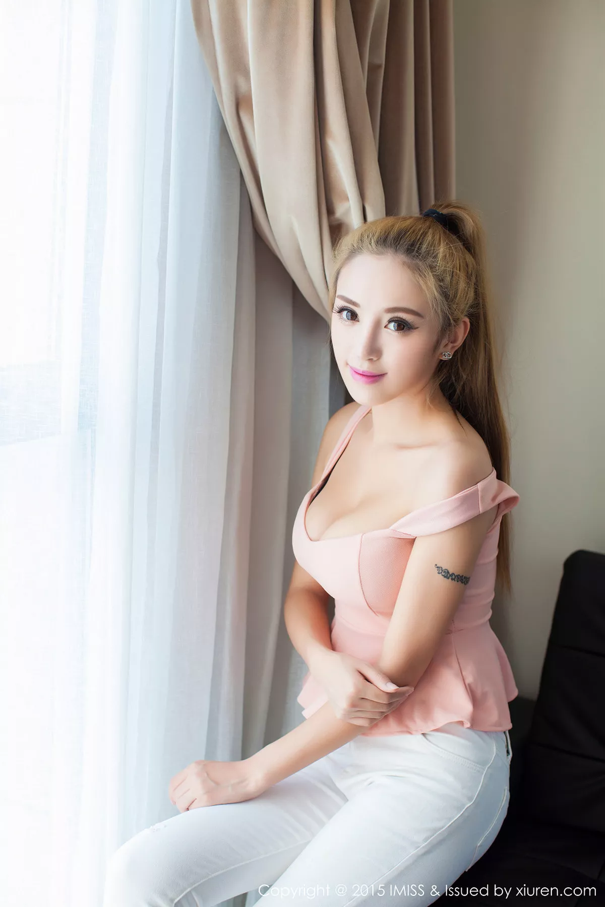 秀人集.com_[IMISS爱蜜社]Vol.035_嫩模陈思琪Art粉红睡裙秀美乳撩人诱惑写真57P