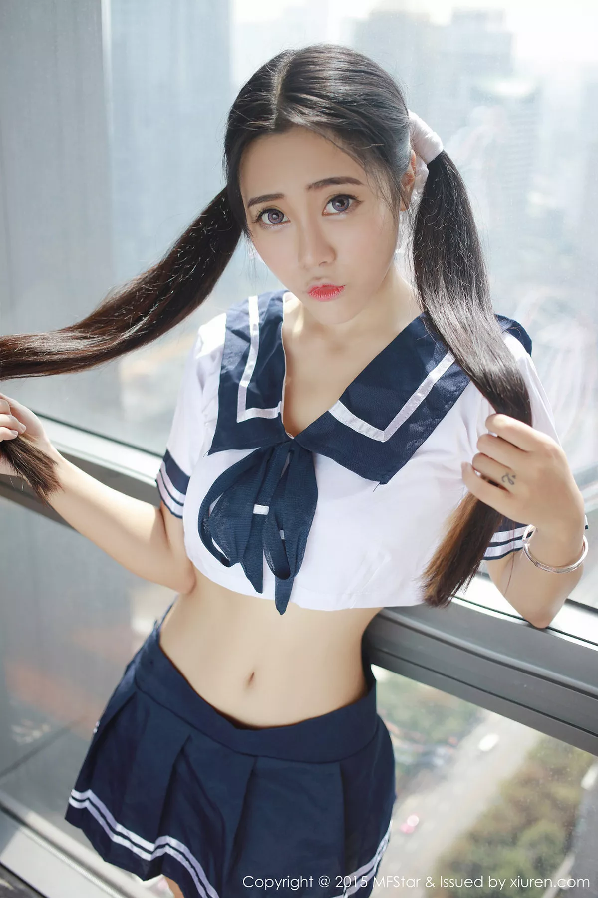 秀人集.com_[MFStar模范学院]Vol.032_嫩模兜豆靓Youlina半脱学生制服诱惑美臀写真42P