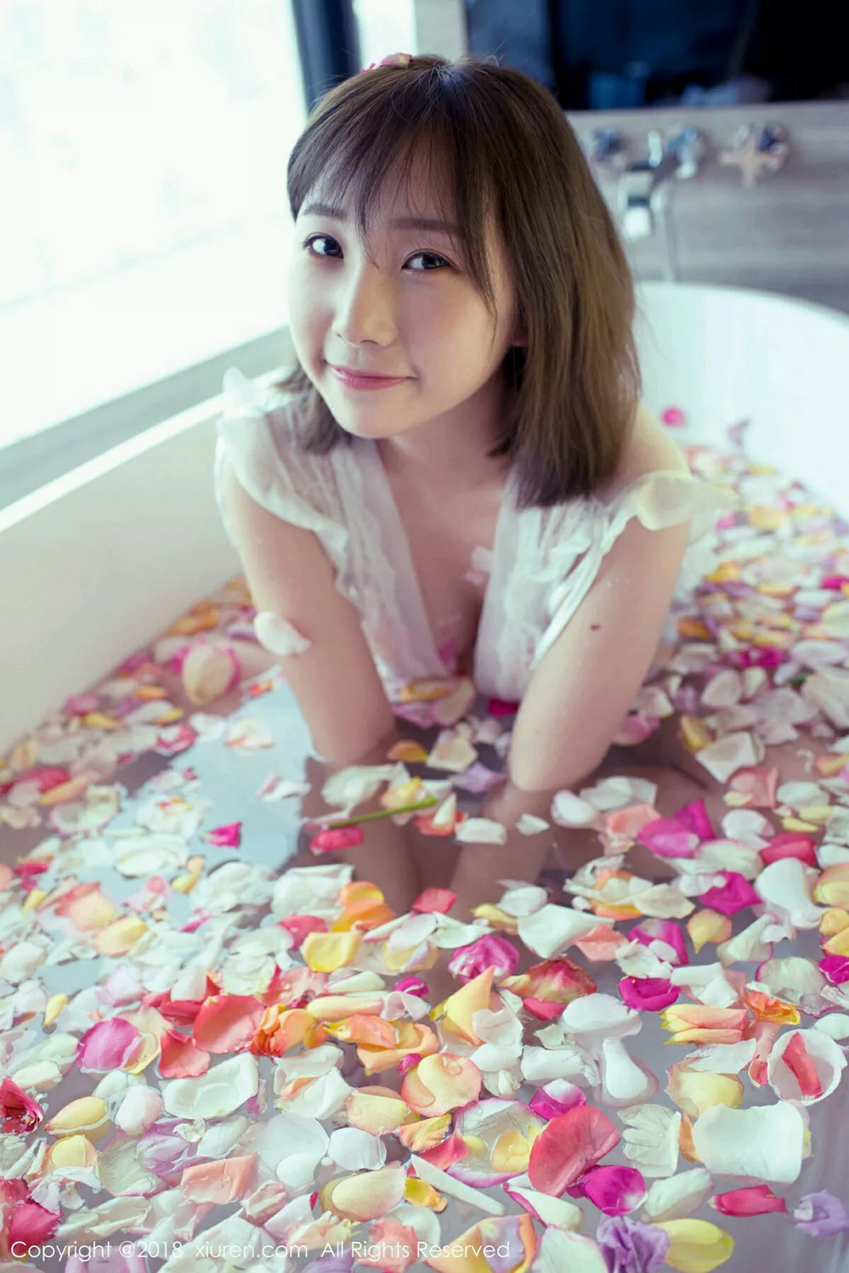 秀人集.com_[XiuRen秀人网]No.981_嫩模枝恩居家私房浴缸里玫瑰花瓣浴真空湿身诱惑写真57P