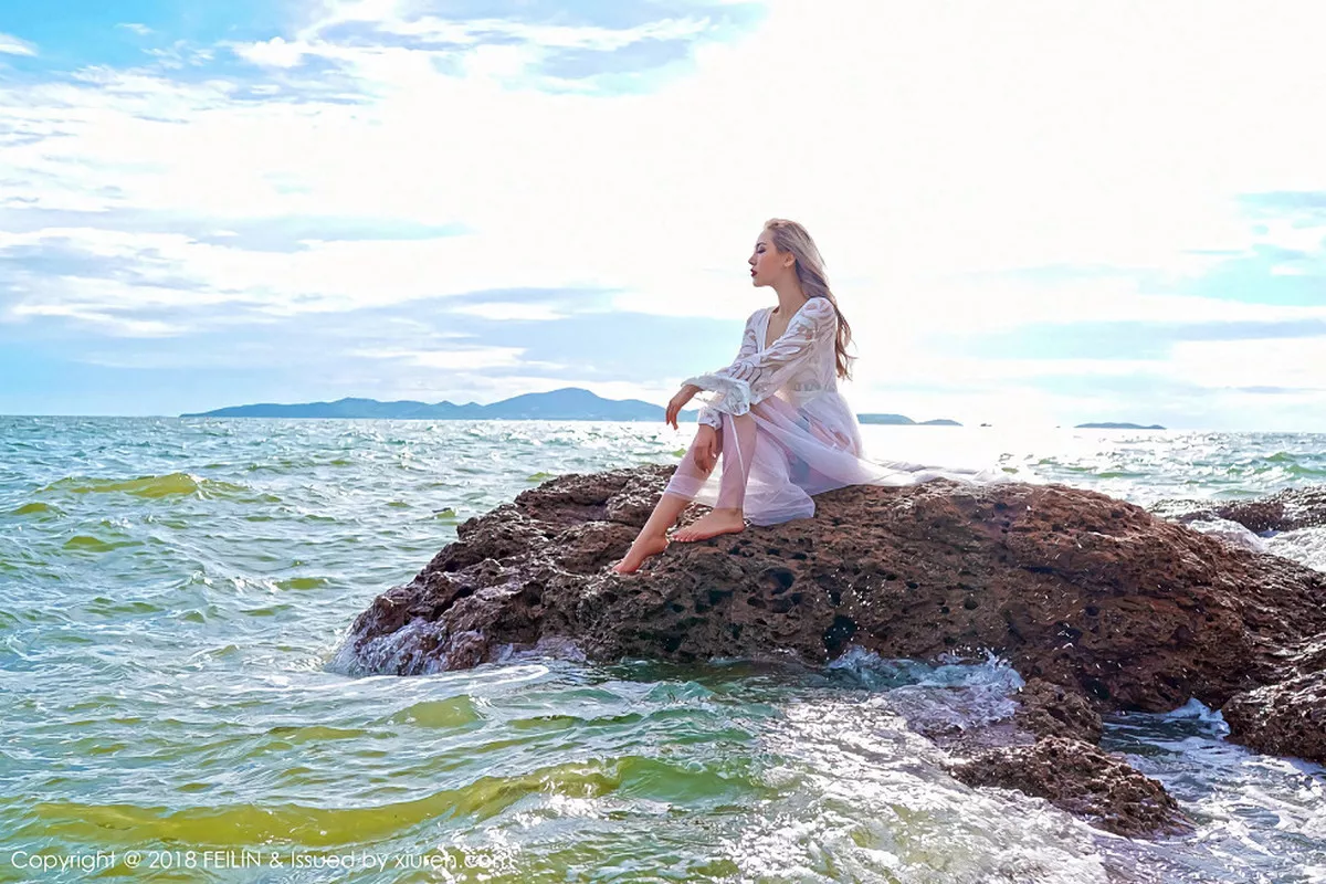 秀人集.com_[FeiLin嗲囡囡]Vol.136_嫩模晗大大Via户外泳池边性感比基尼秀完美身材湿身诱惑写真38P