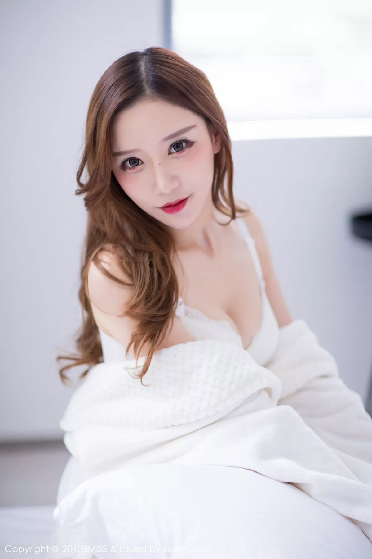 秀人集.com_[IMISS爱蜜社]Vol.233_新人嫩模小琳白色蕾丝连身裙+私房浴袍秀豪乳诱惑写真44P