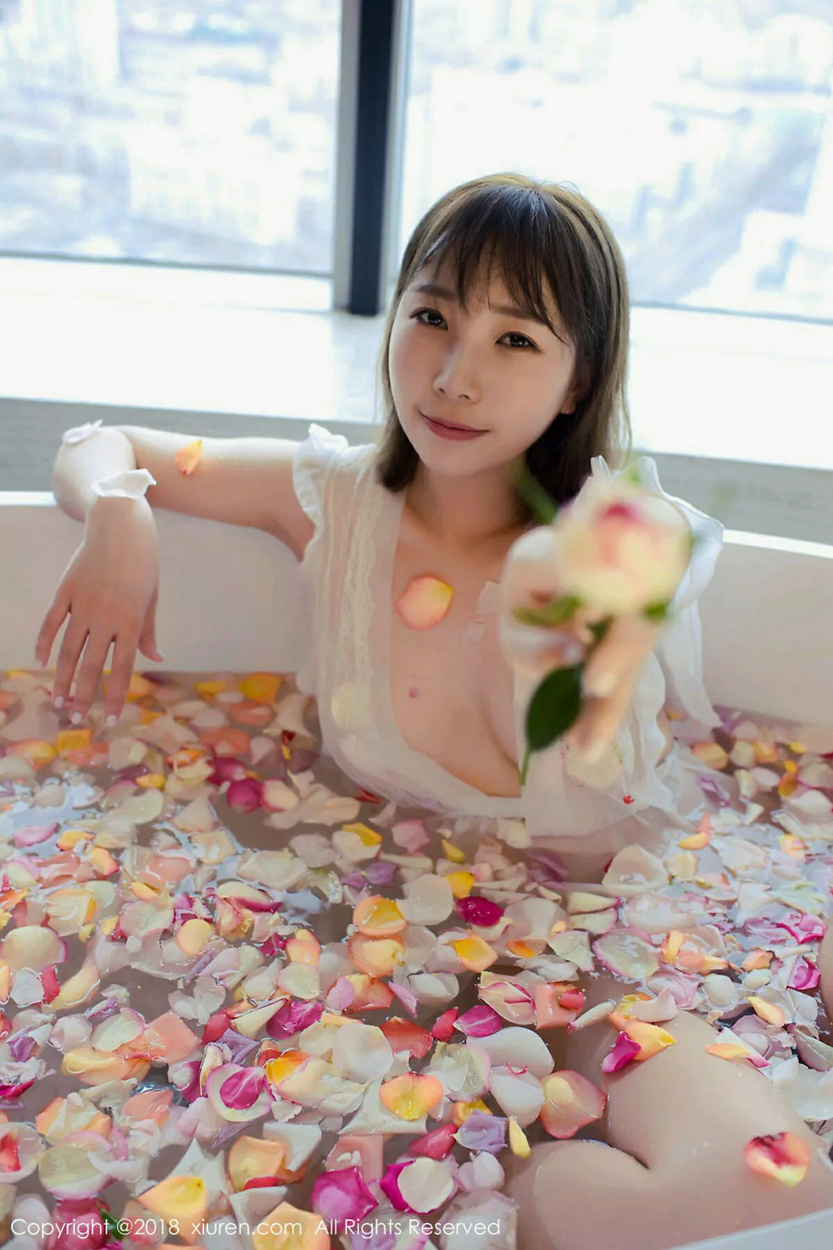 秀人集.com_[XiuRen秀人网]No.981_嫩模枝恩居家私房浴缸里玫瑰花瓣浴真空湿身诱惑写真57P