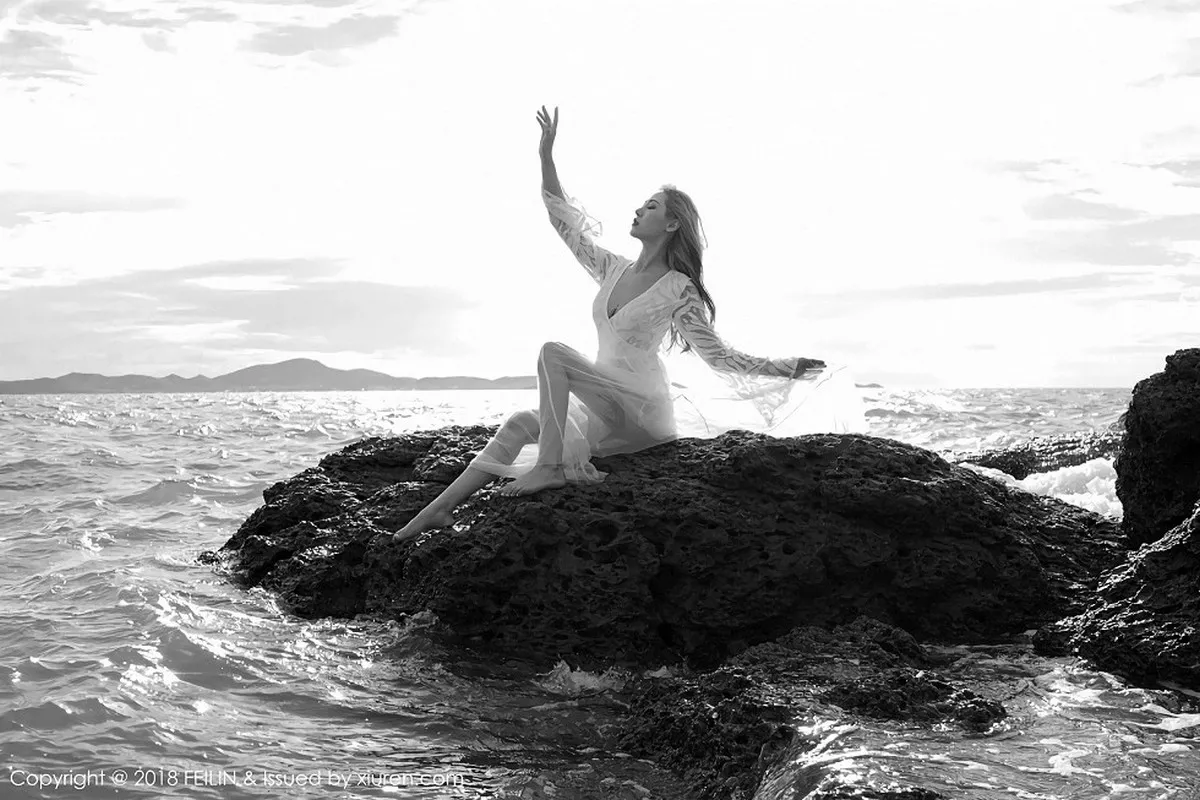 秀人集.com_[FeiLin嗲囡囡]Vol.136_嫩模晗大大Via户外泳池边性感比基尼秀完美身材湿身诱惑写真38P