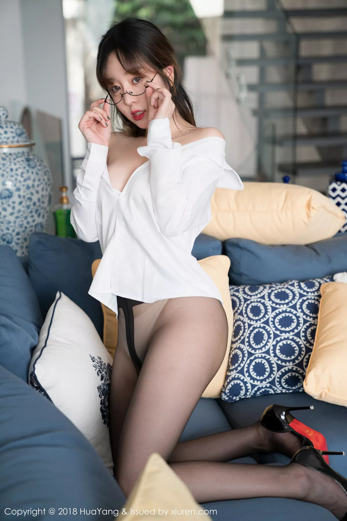 秀人集.com_[HuaYang花漾]Vol.042_女神王雨纯普吉岛旅拍职业OL无内黑丝裤袜火辣诱惑写真55P