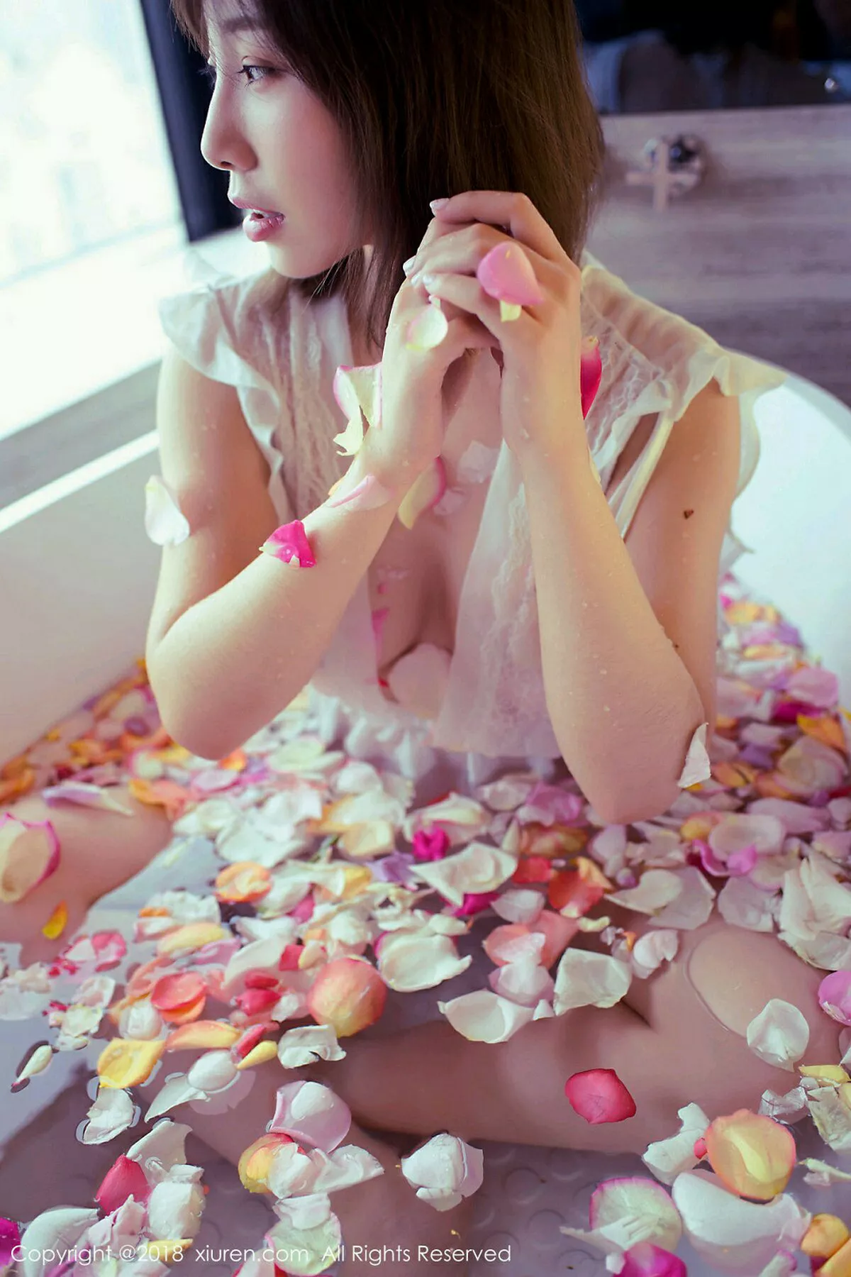 秀人集.com_[XiuRen秀人网]No.981_嫩模枝恩居家私房浴缸里玫瑰花瓣浴真空湿身诱惑写真57P