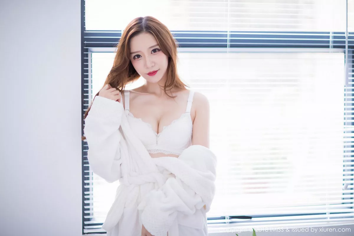 秀人集.com_[IMISS爱蜜社]Vol.233_新人嫩模小琳白色蕾丝连身裙+私房浴袍秀豪乳诱惑写真44P