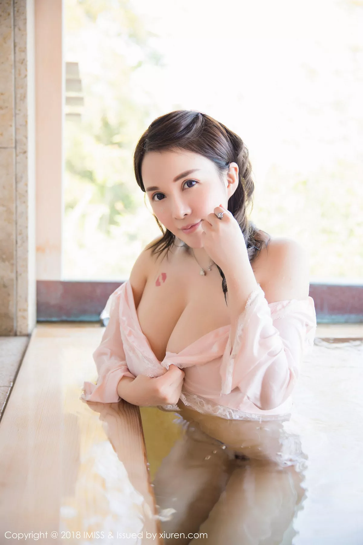 秀人集.com_[IMISS爱蜜社]Vol.244_女神沈蜜桃miko日本旅拍泳池里粉色薄纱真空露巨乳诱惑写真42P