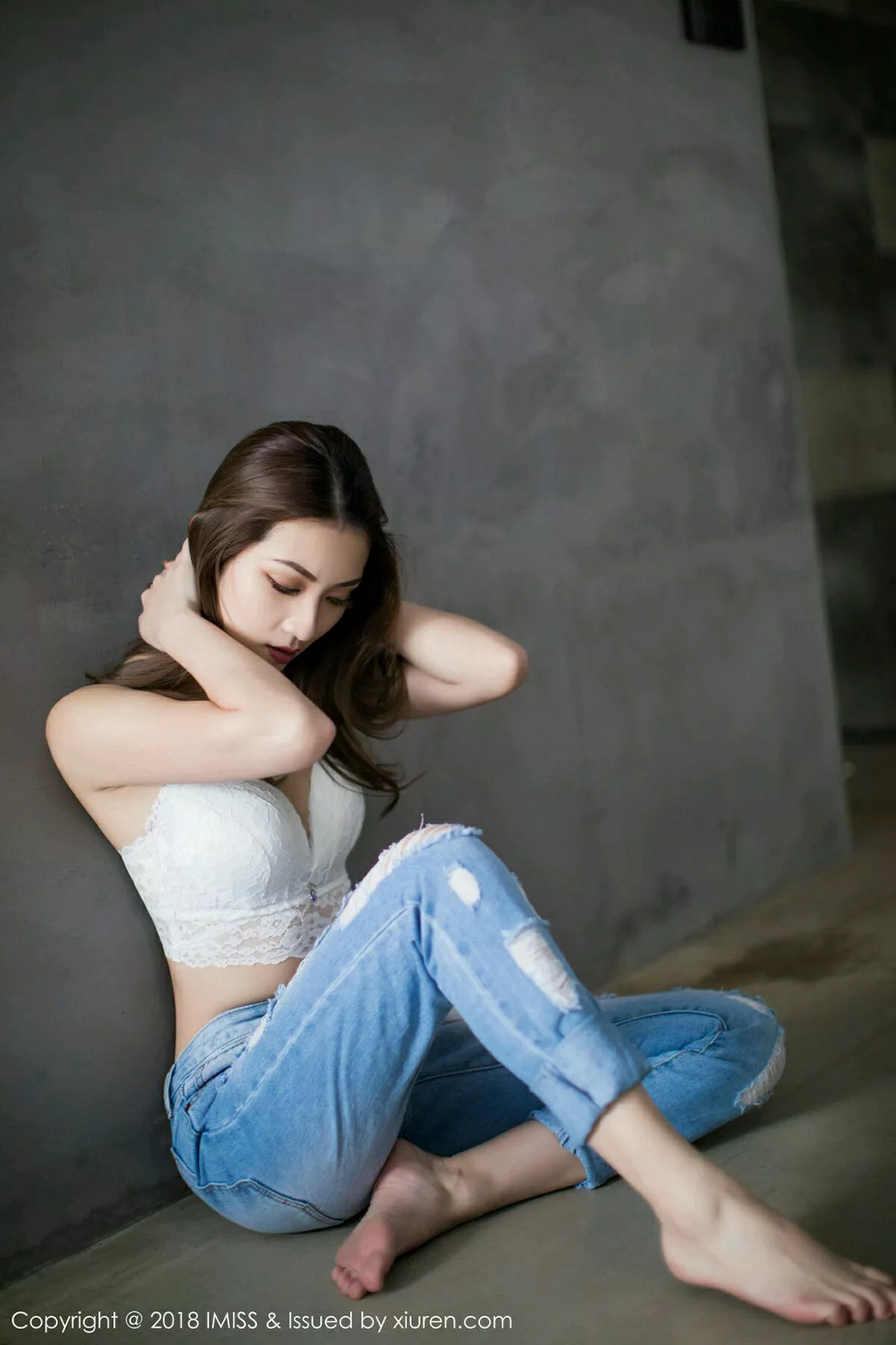 秀人集.com_[IMISS爱蜜社]Vol.250_嫩模Arlie居家私房白色蕾丝内衣秀完美身材撩人诱惑写真44P