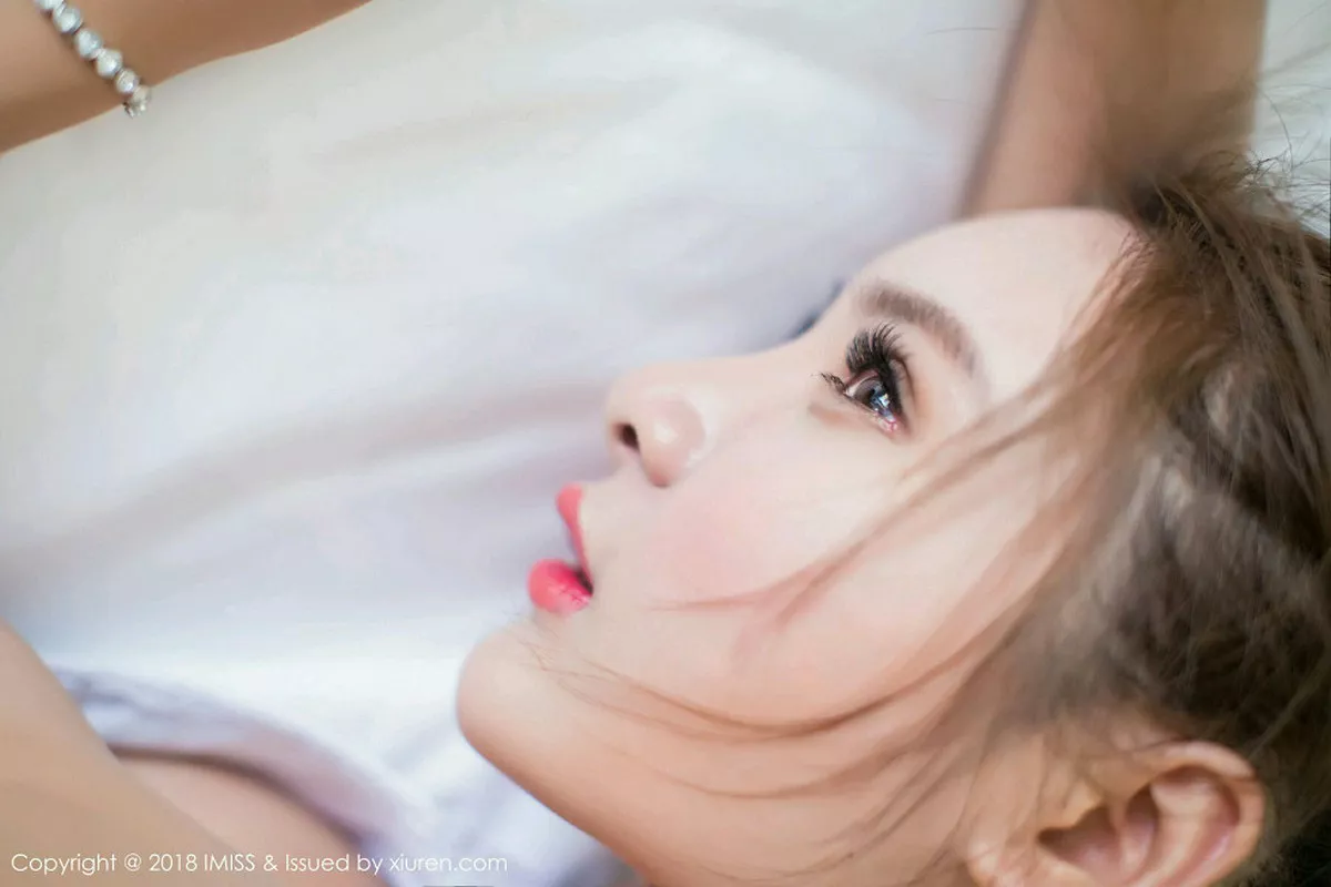 秀人集.com_[IMISS爱蜜社]Vol.245_女神SOLO-尹菲居家高叉连体衣半脱无内肉丝裤袜翘臀诱惑写真62P