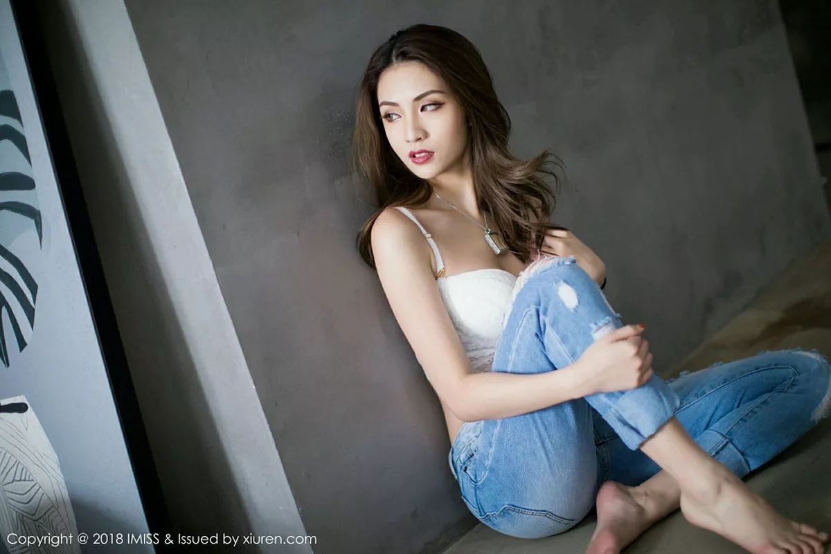 秀人集.com_[IMISS爱蜜社]Vol.250_嫩模Arlie居家私房白色蕾丝内衣秀完美身材撩人诱惑写真44P