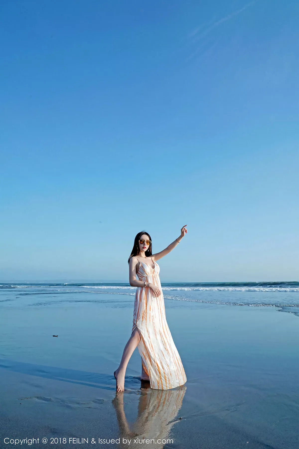 秀人集.com_[FeiLin嗲囡囡]Vol.144_美女主播周于希泳池里性感连体比基尼秀完美身材写真43P